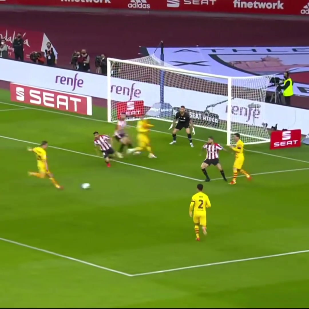 网友这是梅西在巴萨的最后一冠也是那个时代为数不多的曙光